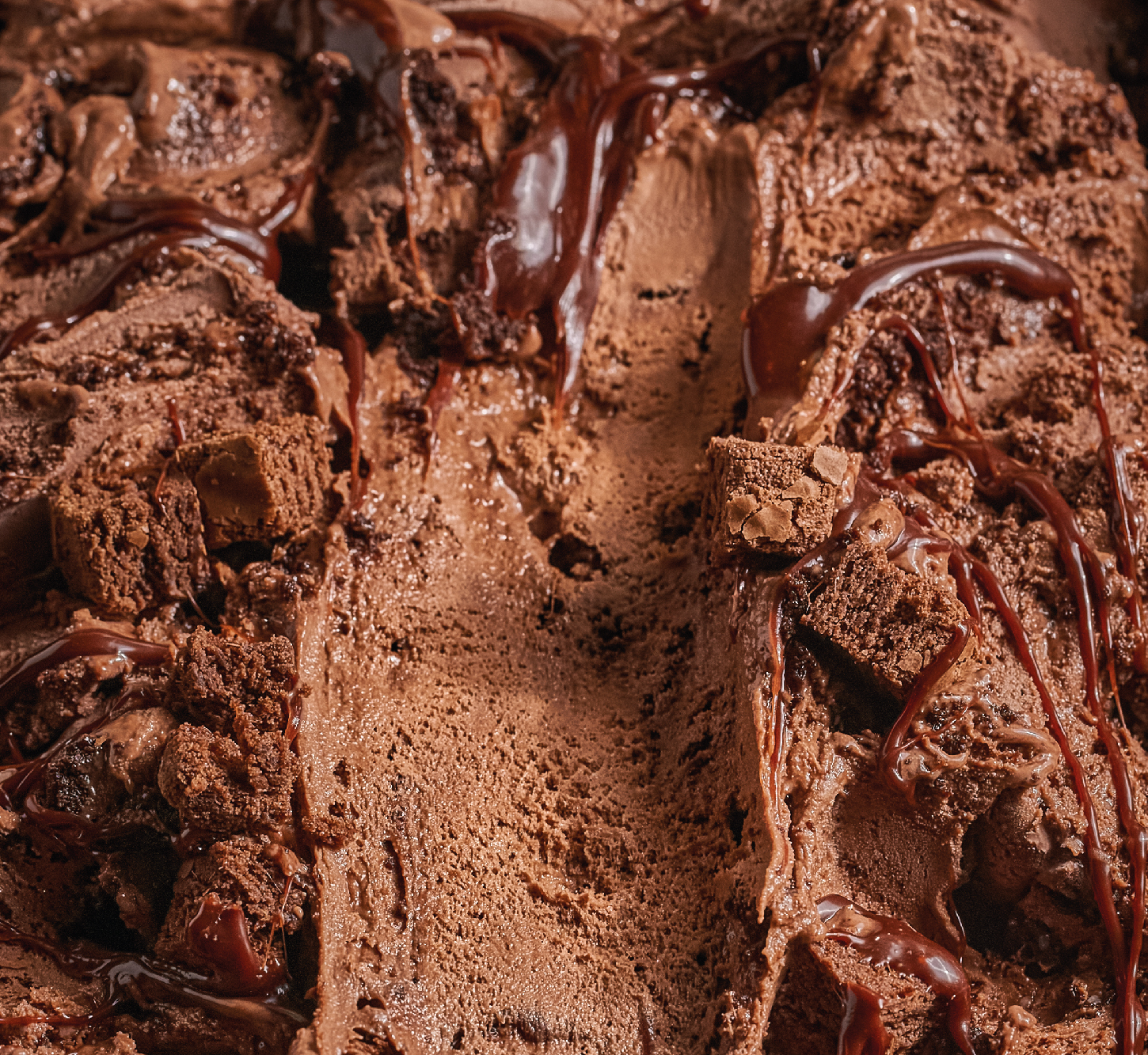 helado de chocolate con salsa de chocolate y pedacitos de brownie